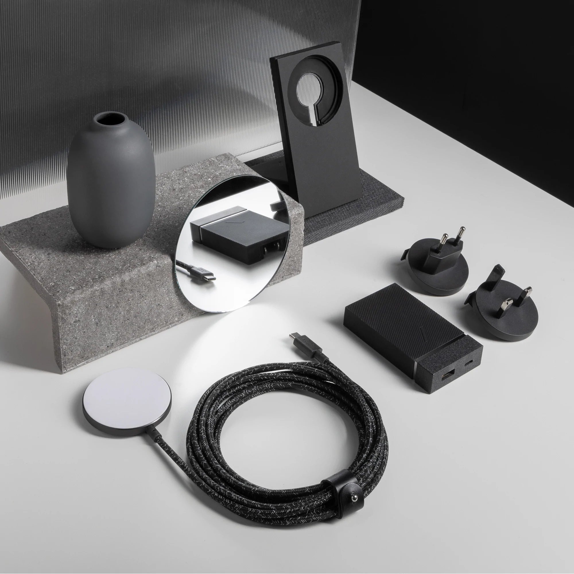 native-union-snap-magnetic-wireless-charger image 4