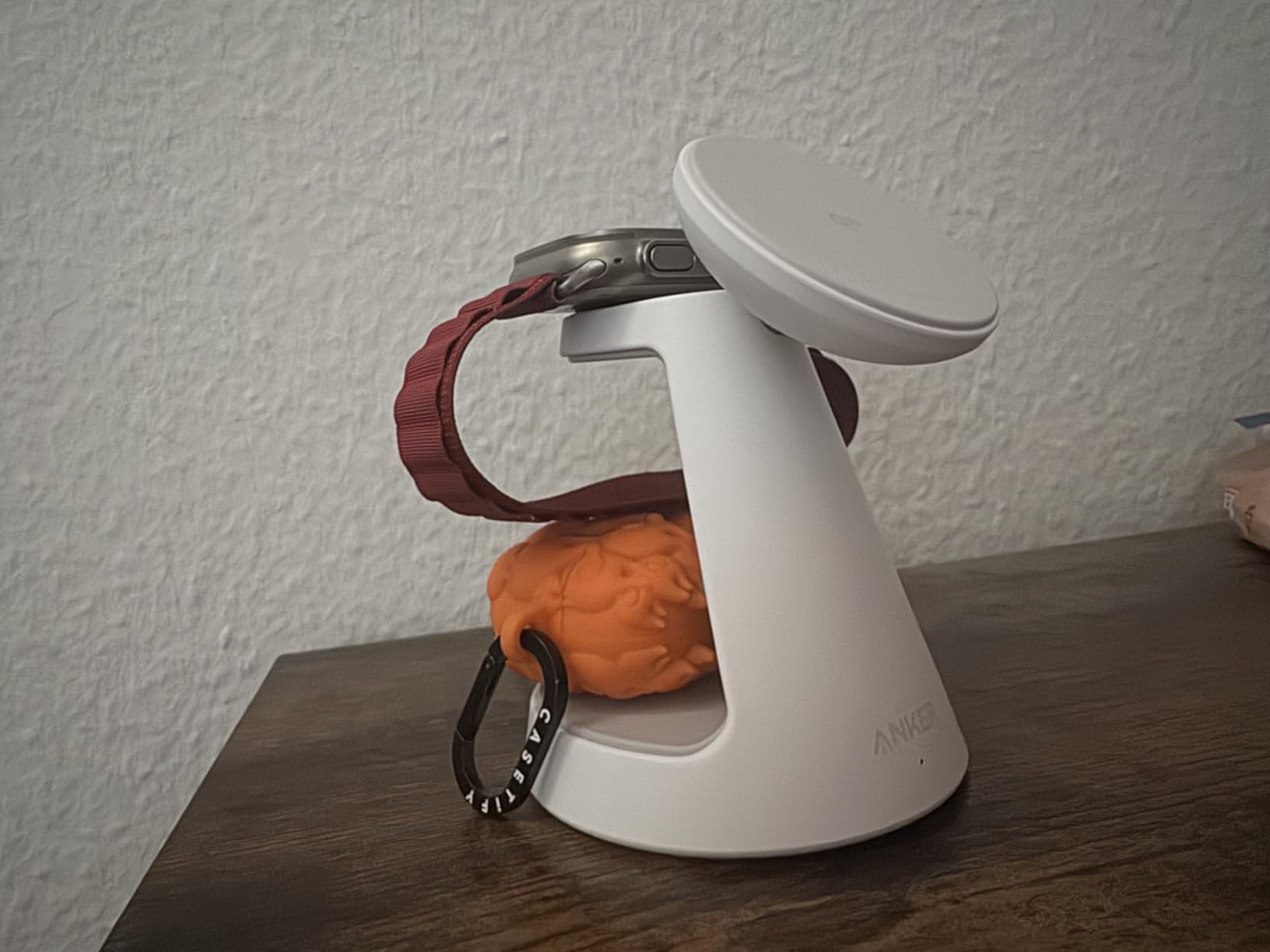 Gutes Ladegerät, aber etwas rutschig