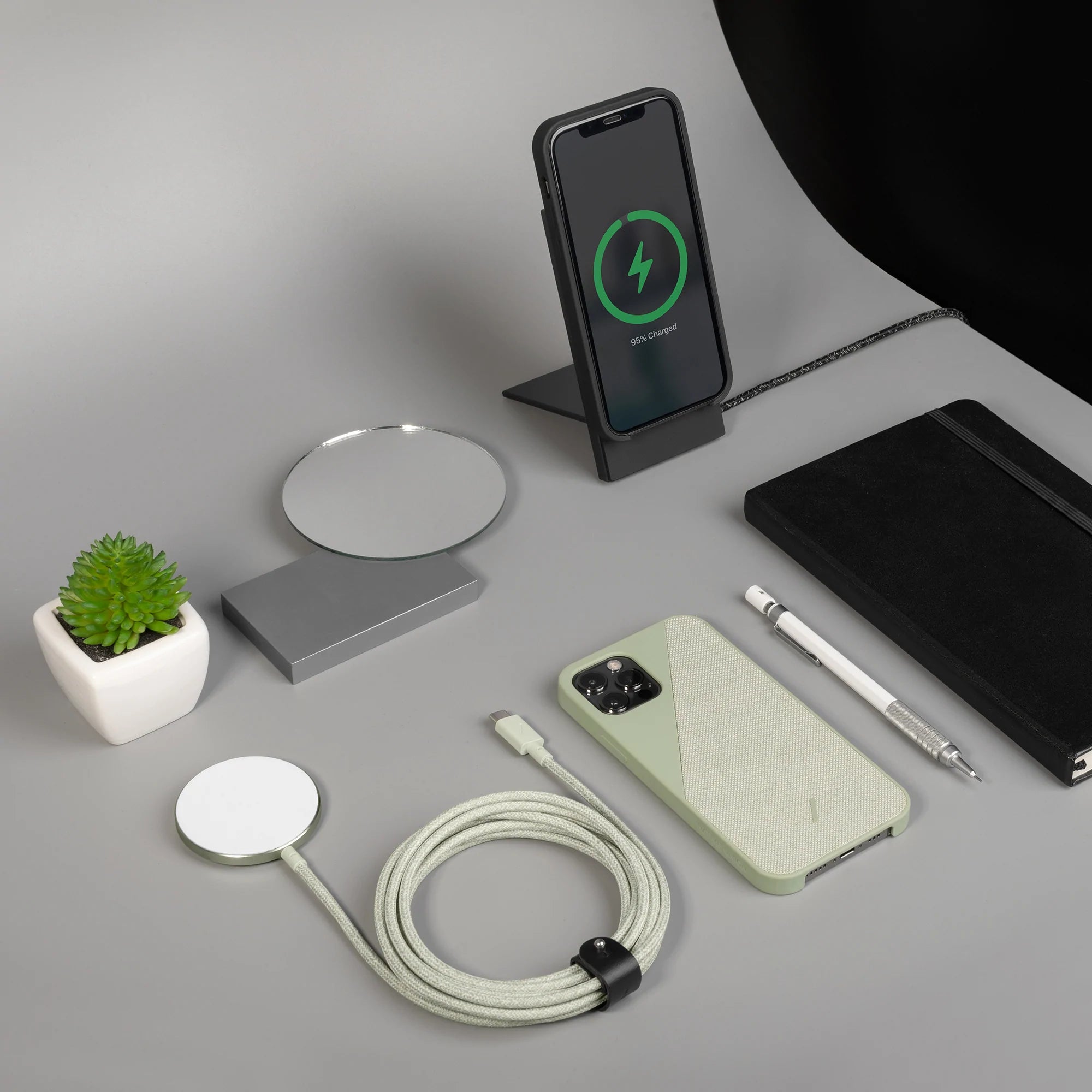 native-union-snap-magnetic-wireless-charger image 5