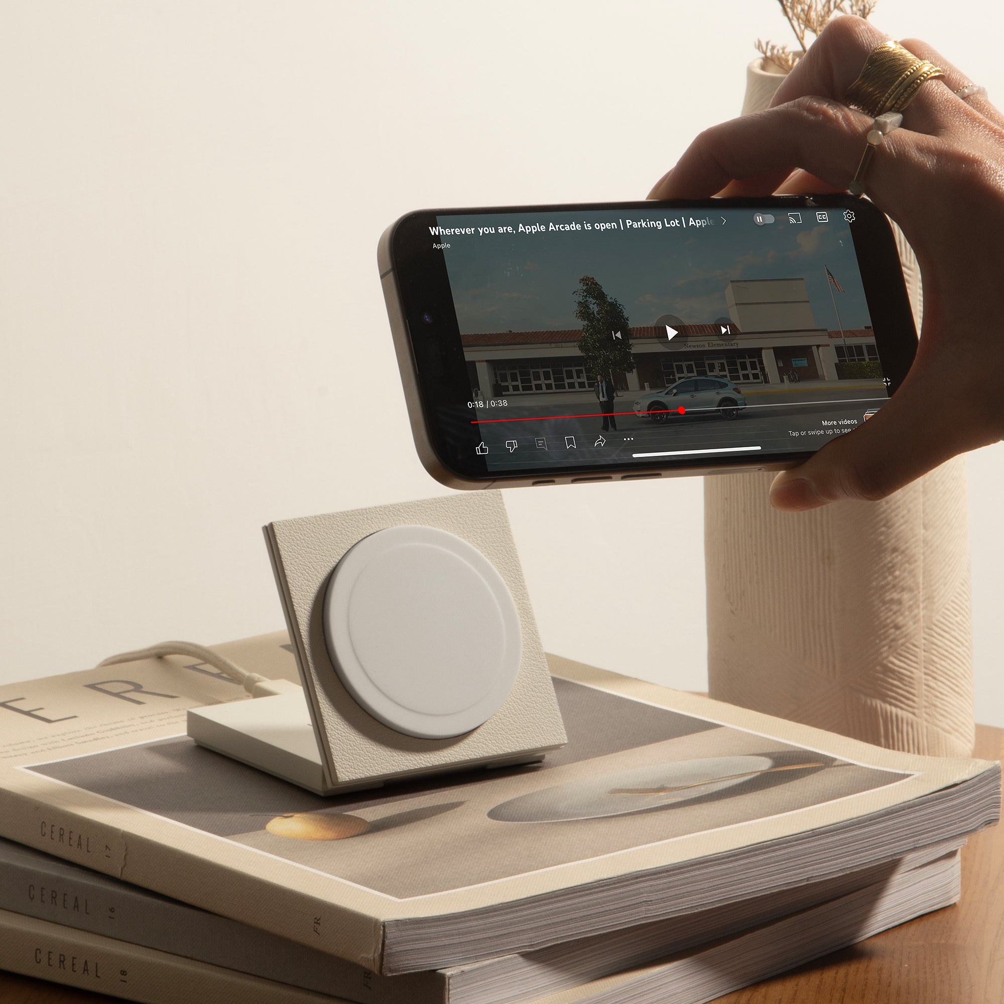 native-union-rise-magnetic-wireless-charger-qi2-zertifiziert-klappbares-design image 3